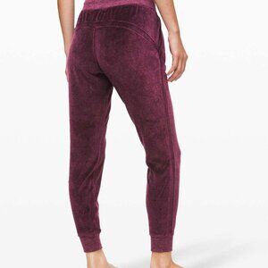 Lululemon Warm Down Jogger Velour Heathered Arctic Plum Women's Size 8 EUC